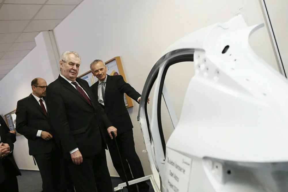 V hradeckém kraji byl naposledy prezident v roce 2017. Zemana vítalo několik stovek lidí