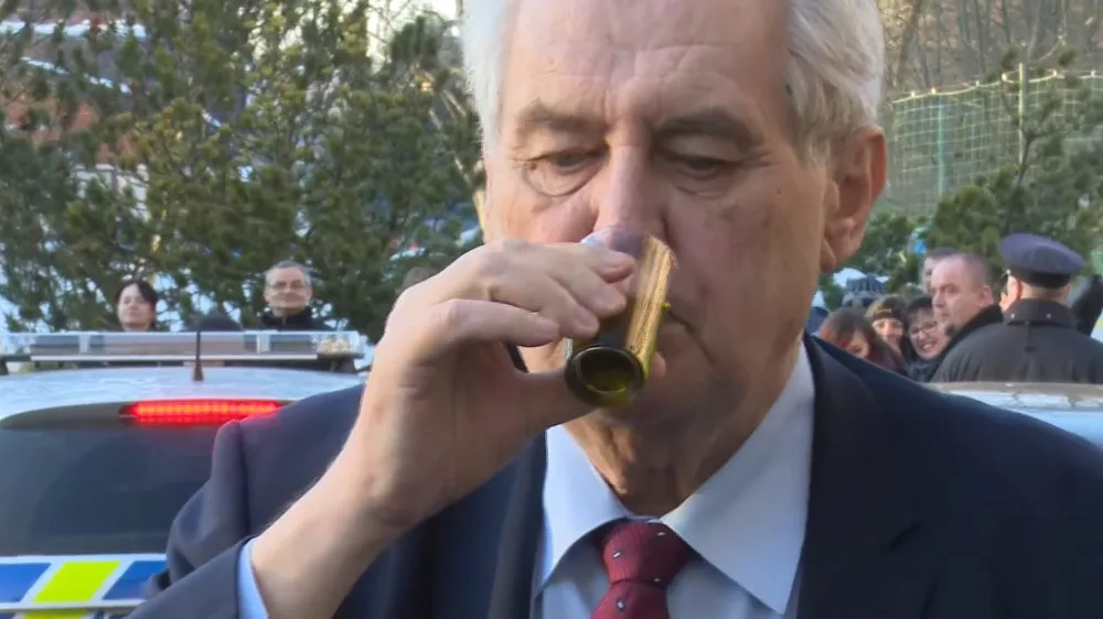V hradeckém kraji byl naposledy prezident v roce 2017. Zemana vítalo několik stovek lidí