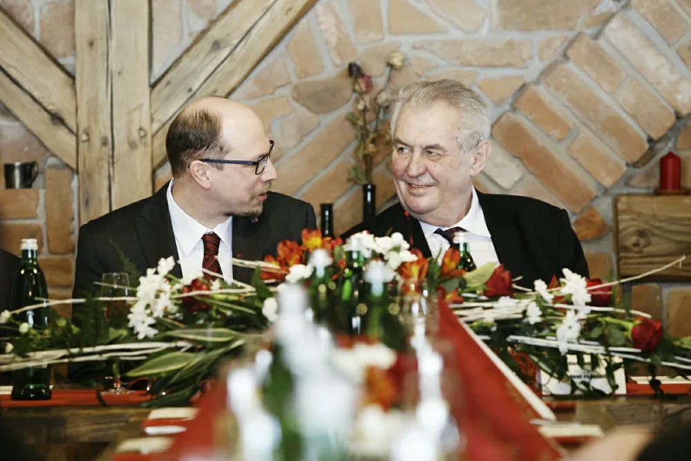 V hradeckém kraji byl naposledy prezident v roce 2017. Zemana vítalo několik stovek lidí
