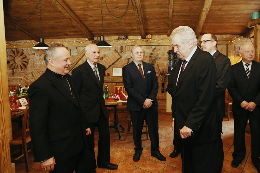 V hradeckém kraji byl naposledy prezident v roce 2017. Zemana vítalo několik stovek lidí