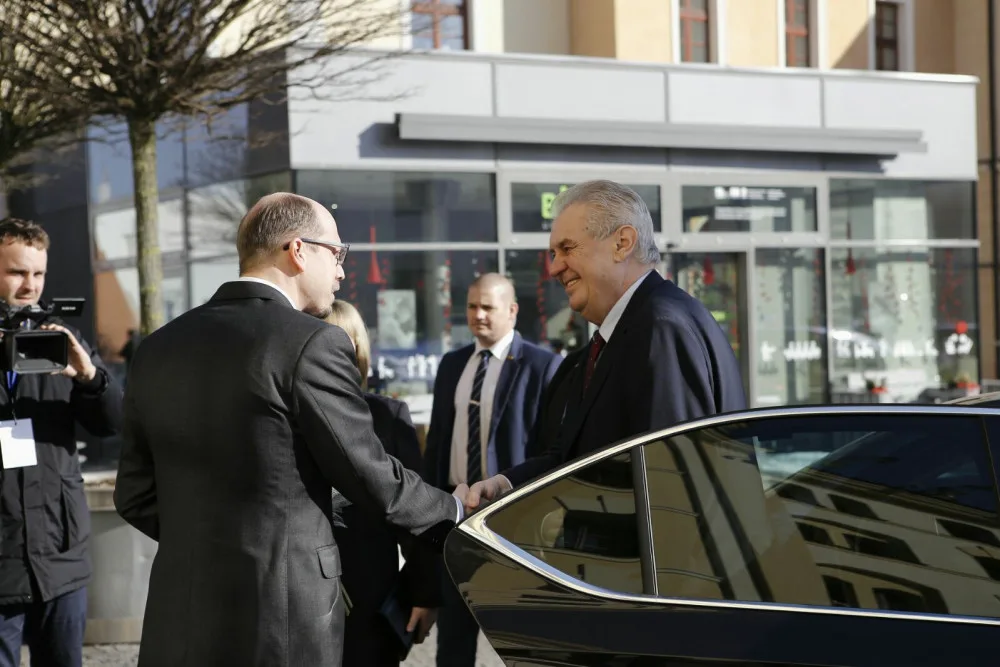 V hradeckém kraji byl naposledy prezident v roce 2017. Zemana vítalo několik stovek lidí