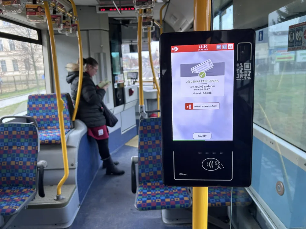 Mezi cestujícími MHD stoupá obliba platit jízdné kartou. Hradec zavedl tuto možnost nedávno