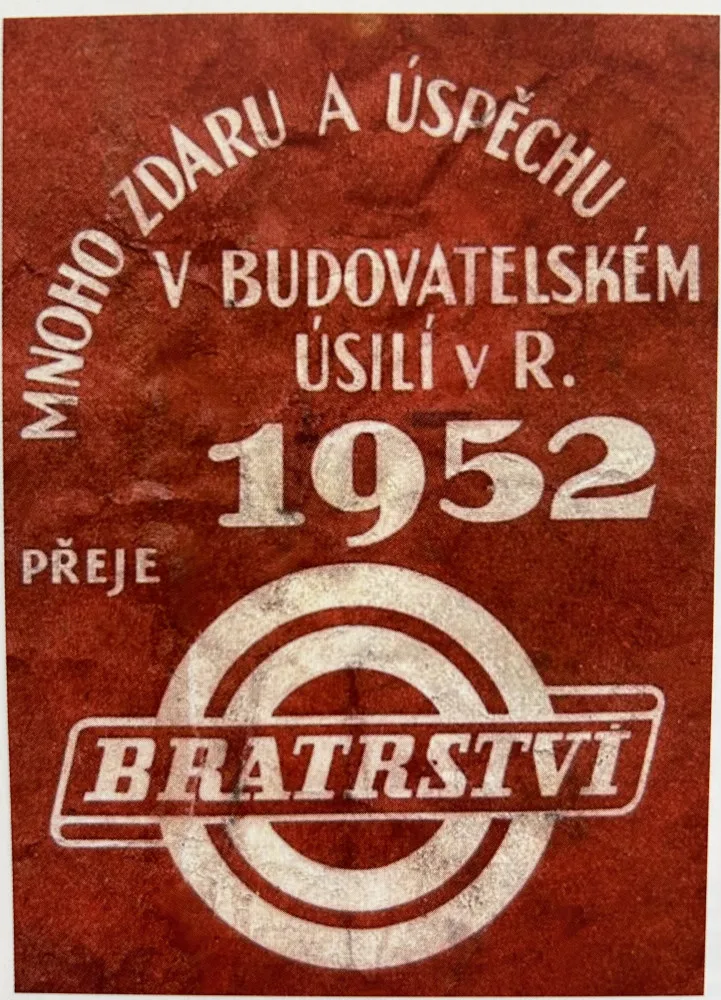Balící papír z loňských Vánoc a dárky podpultovky. Jak vypadaly svátky v dobách minulých?
