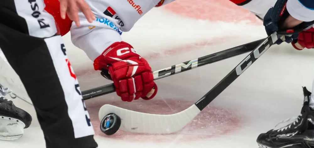 Hokej teď není důležitý, dnešní utkání hokejové extraligy se ruší. Hrát nebude ani Hradec Králové