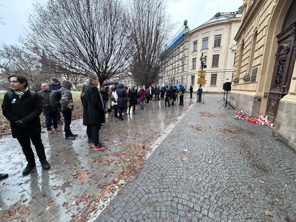 V centru Hradce Králové veřejnost uctila oběti včerejší střelby. Zazněla studentská hymna