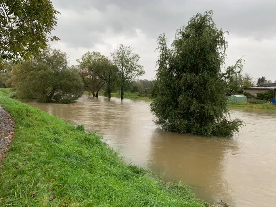 Deště a tání sněhu vzedmuly horní Labe v hradeckém kraji na 3. povodňový stupeň