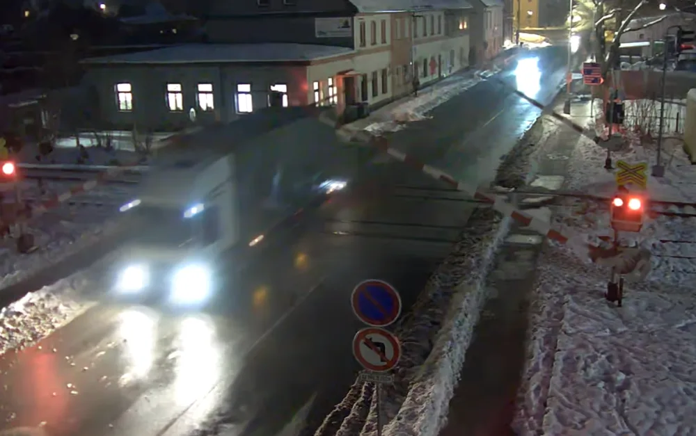 Řidič nerespektoval červenou a vjel na přejezd. Prorazil závory