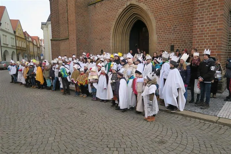 Do hradeckých ulic vyrazili tříkráloví koledníci, pozor na podvodníky