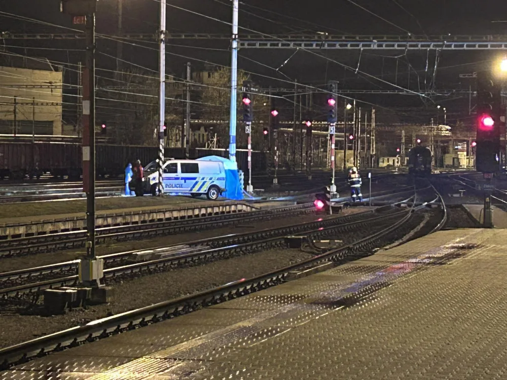 Policie na hradeckém nádraží pátrala po ozbrojeném pachateli. Podezírá ho z vraždy dítěte