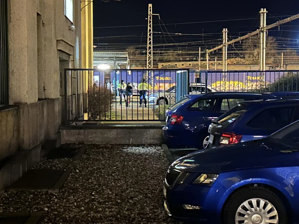 Policie na hradeckém nádraží pátrala po ozbrojeném pachateli. Podezírá ho z vraždy dítěte