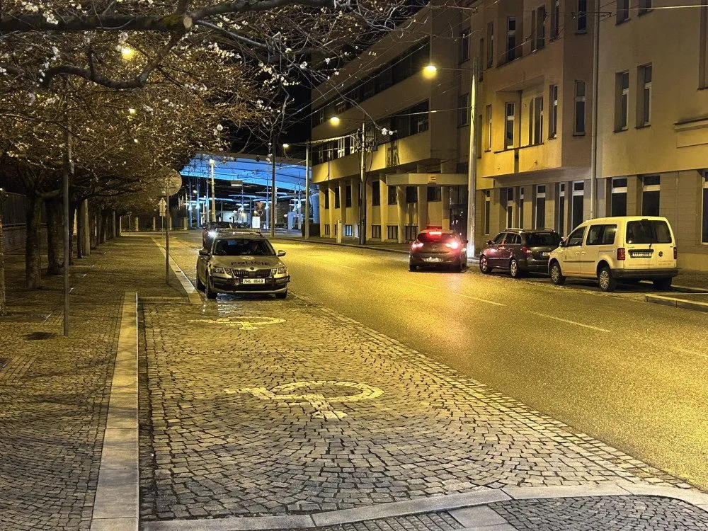 Policie na hradeckém nádraží pátrala po ozbrojeném pachateli. Podezírá ho z vraždy dítěte