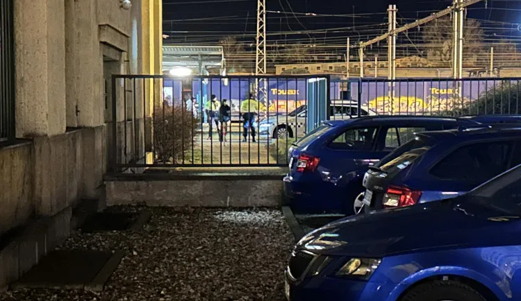 Policie obvinila muže, který měl zavraždit dítě na hlavním vlakovém nádraží v Hradci Králové