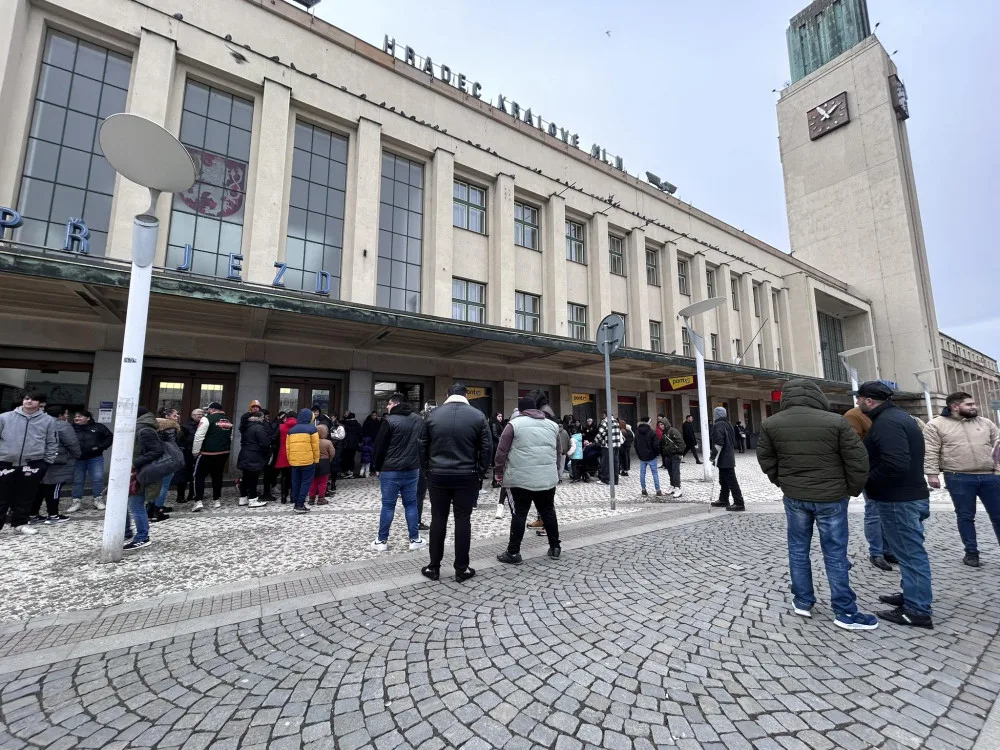 Na hradeckém nádraží se konal pietní akt za zavražděného čtrnáctiletého chlapce. Přišlo několik stovek lidí