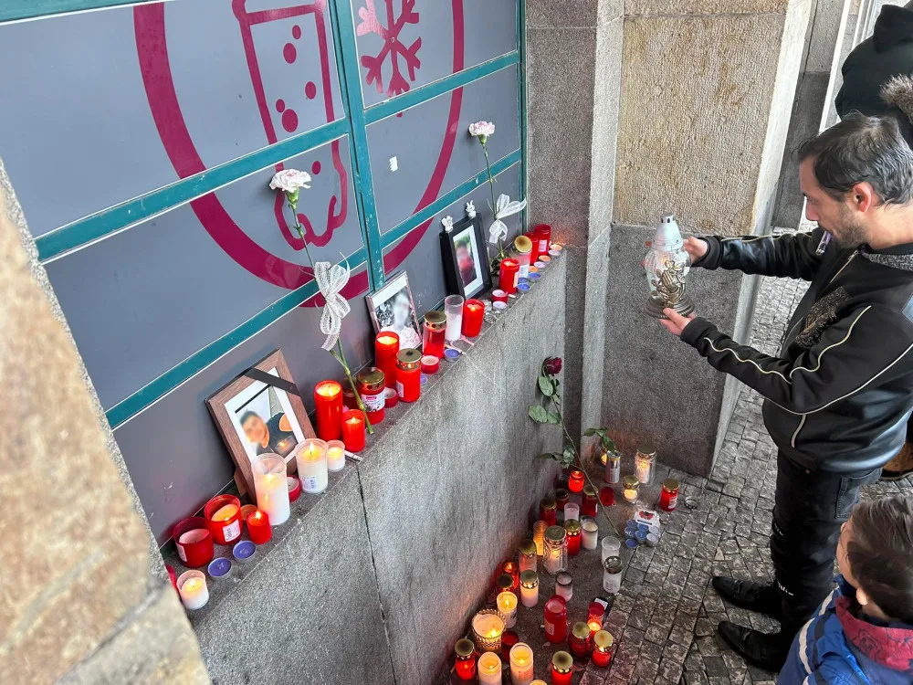 Na hradeckém nádraží se konal pietní akt za zavražděného čtrnáctiletého chlapce. Přišlo několik stovek lidí