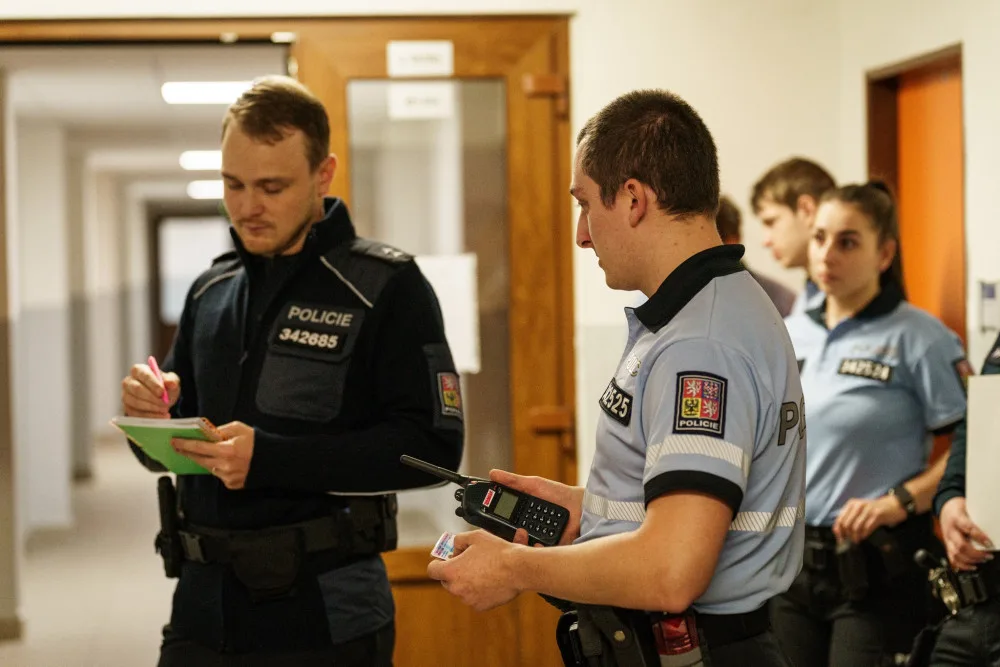 Resuscitací policie zachránila život teprve osmnáctileté dívce z Hradce Králové