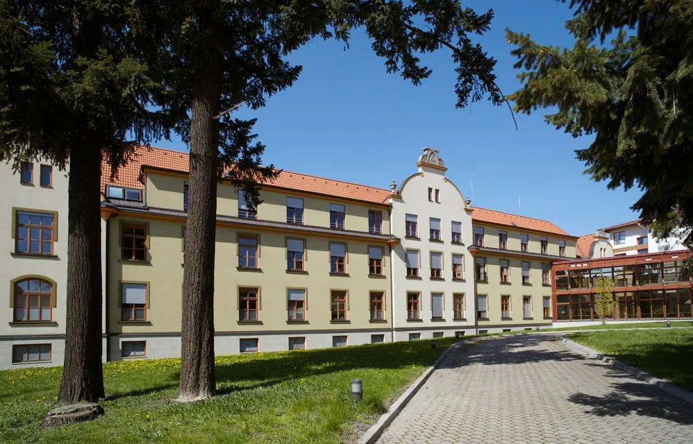 Nemocnice v Jičíně láká mladé lékaře. Nabízí stipendium ve výší až 80 tisíc koru.