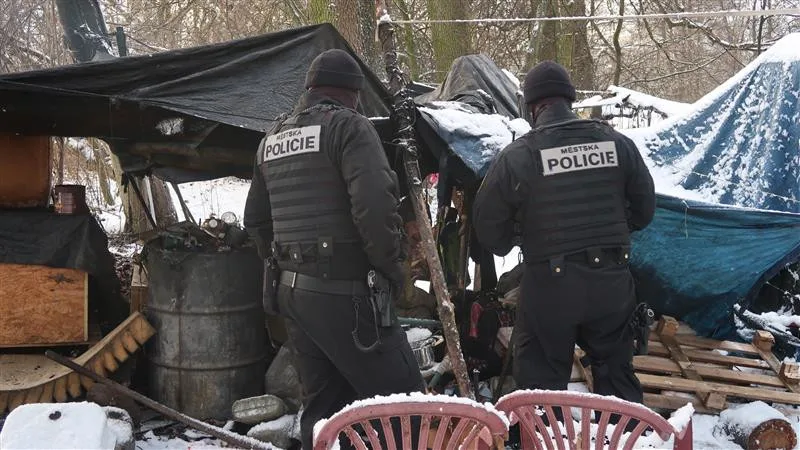 Městská policie se pustila do kontrol míst, kde přespávají bezdomovci. V mrazech jim jde o život