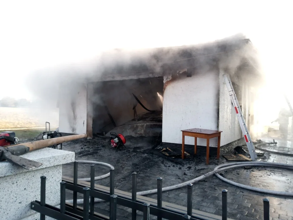 Garáž lehla nedaleko Nového Bydžova popelem, rodinný dům stojí