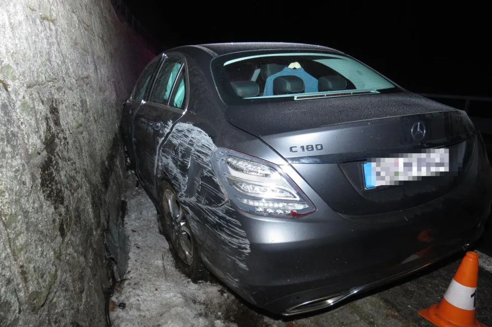Cizinec v Mercedesu nezvládl zatáčku v Krkonoších. Nadýchal téměř 2,5 promile
