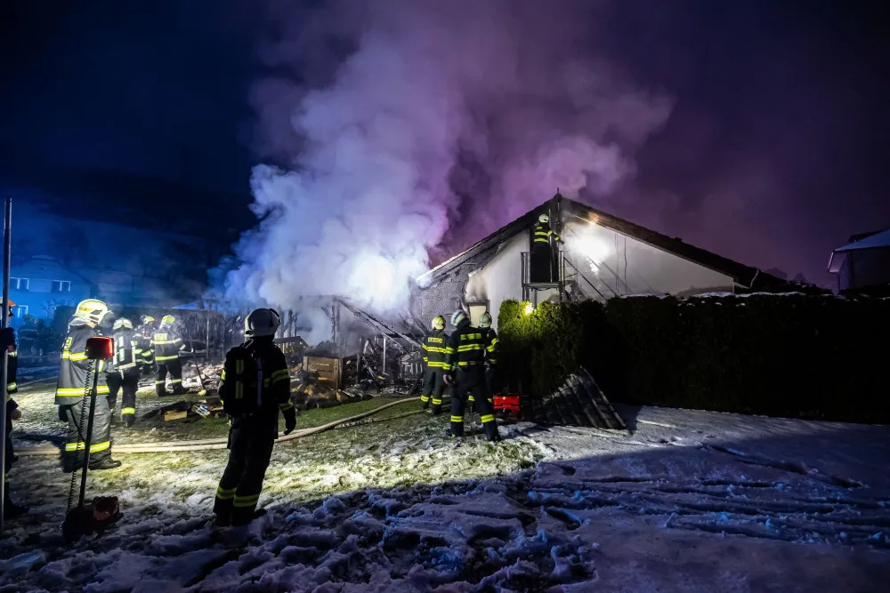 VIDEO: V Hronově hořel přístřešek rodinného domu. Požár se rozšířil i do podkroví