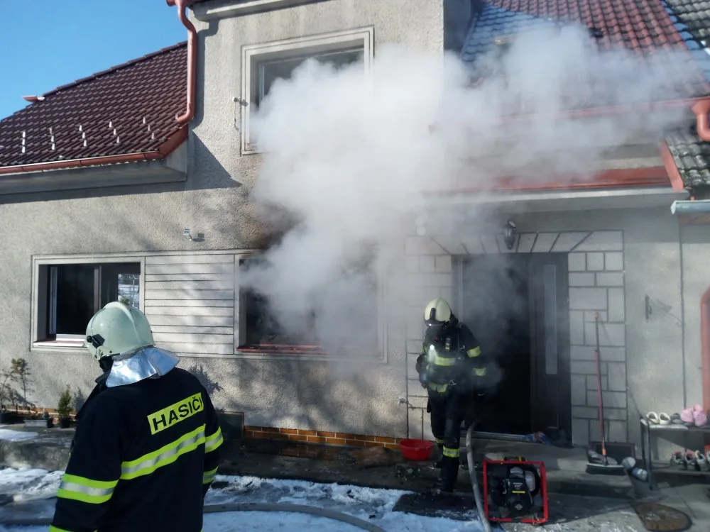 Dítě uteklo před plameny po žebříku, přistavili ho sousedé