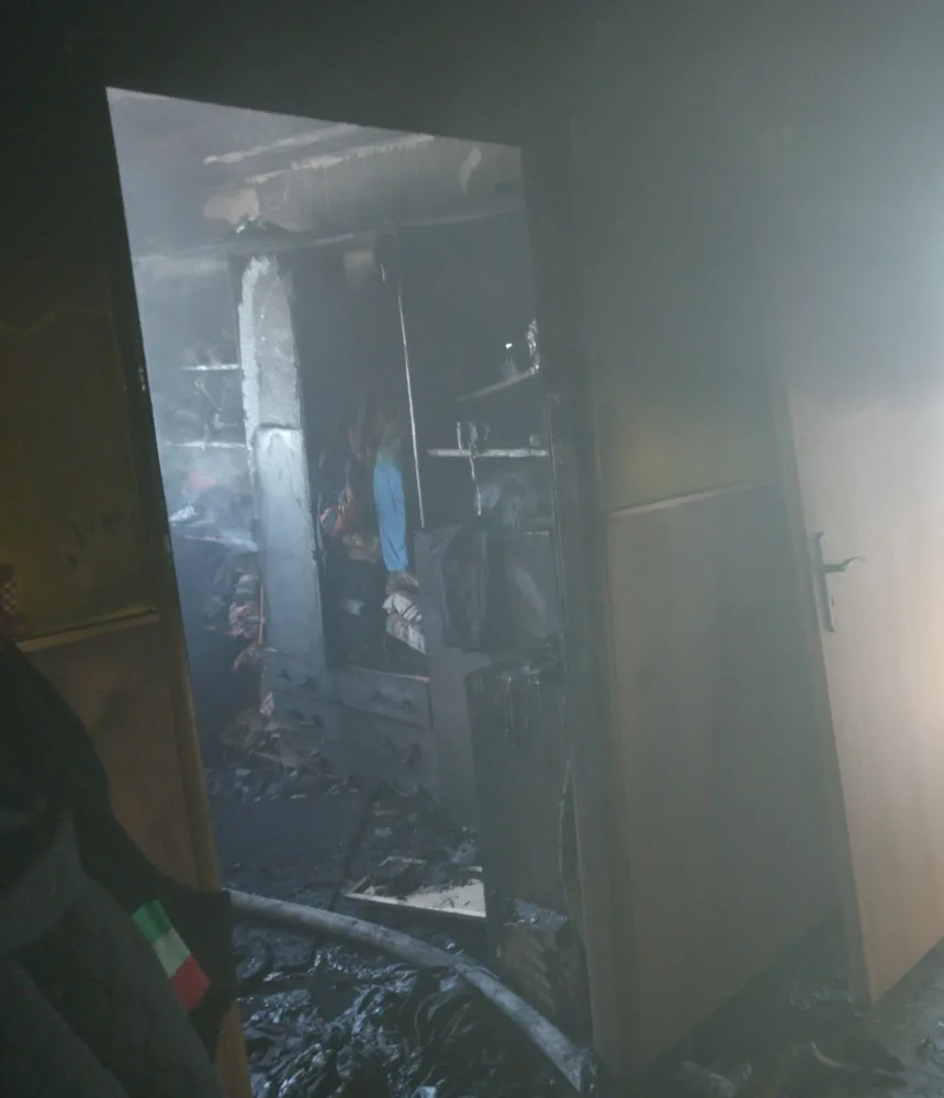 Dítě uteklo před plameny po žebříku, přistavili ho sousedé