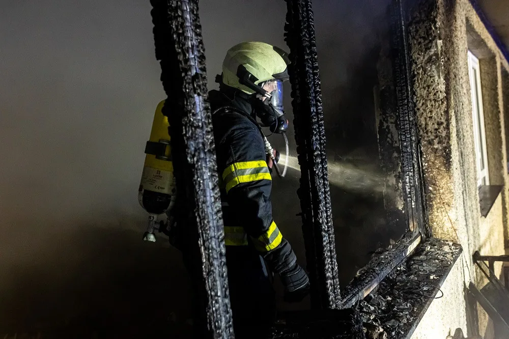 Rodinný dům po nočním požáru ve Dvoře Králové nad Labem by měl prohlédnout statik