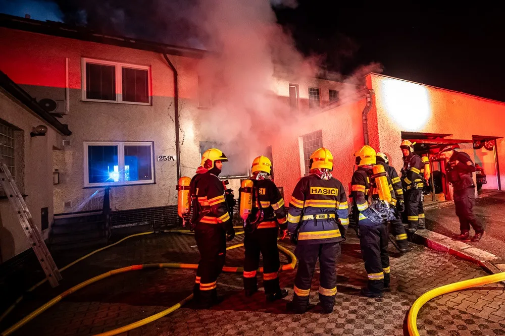 Rodinný dům po nočním požáru ve Dvoře Králové nad Labem by měl prohlédnout statik