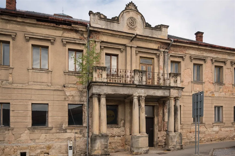 Hořice budou pokračovat v opravách Hirschovy vily. V současné době je v dezolátním stavu