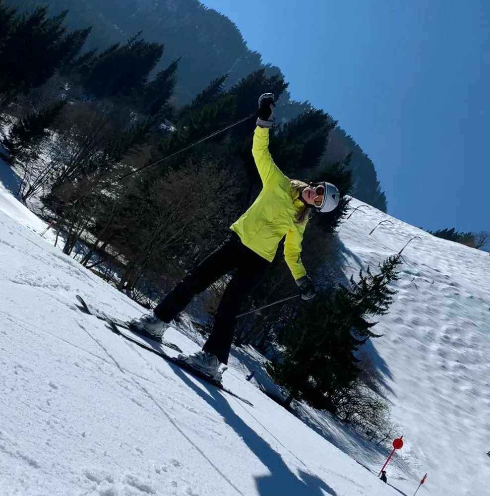 Lidé si půjčují lyže a snowboardy na kratší dobu