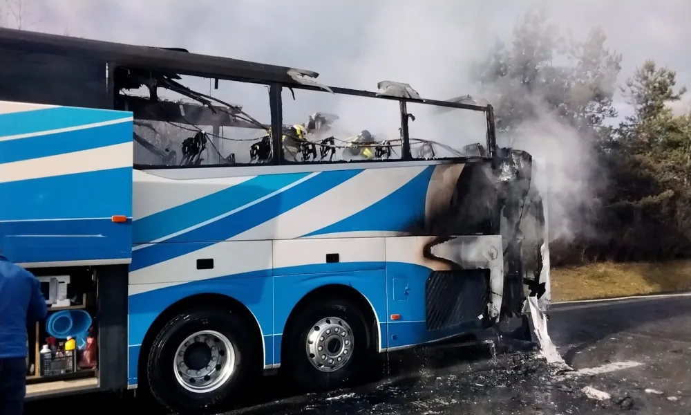 Hokejovým deváťákům z Hradce Králové shořel na dálnici u Olomouce autobus. Z vozu včas unikli