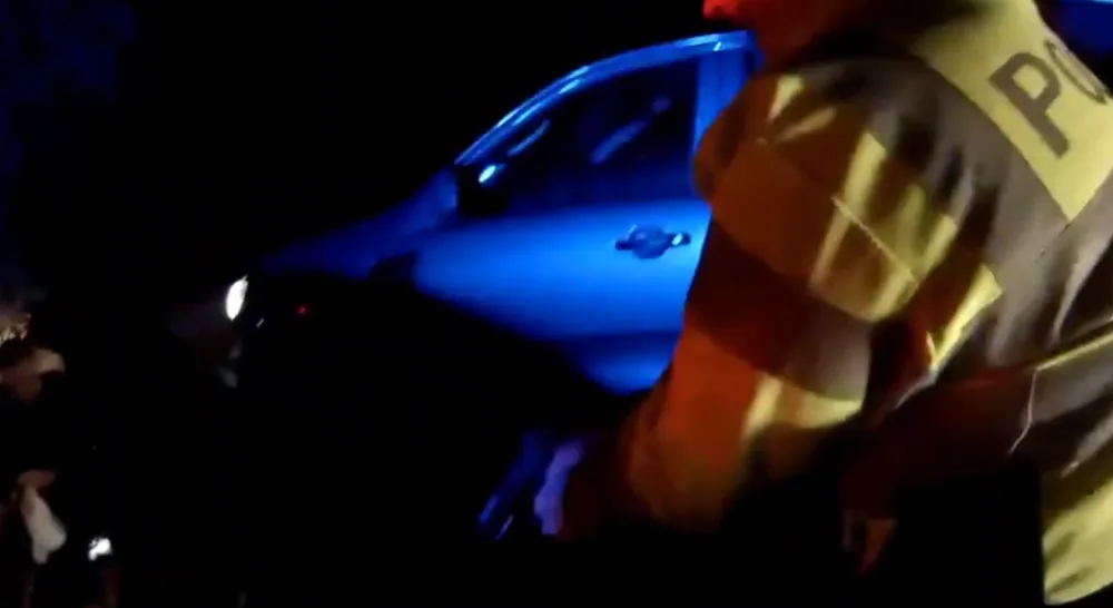 Řidič se pokusil ujet policejní hlídce. Vzdal se až ve chvíli, kdy na něj několik policistů mířilo zbraní