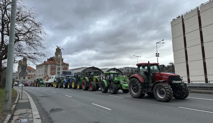 size3-17083402222493-241-video-zemedelci-dorazili-protestovat-do-prahy-kolona-traktoru-zablokovala-tramvaje