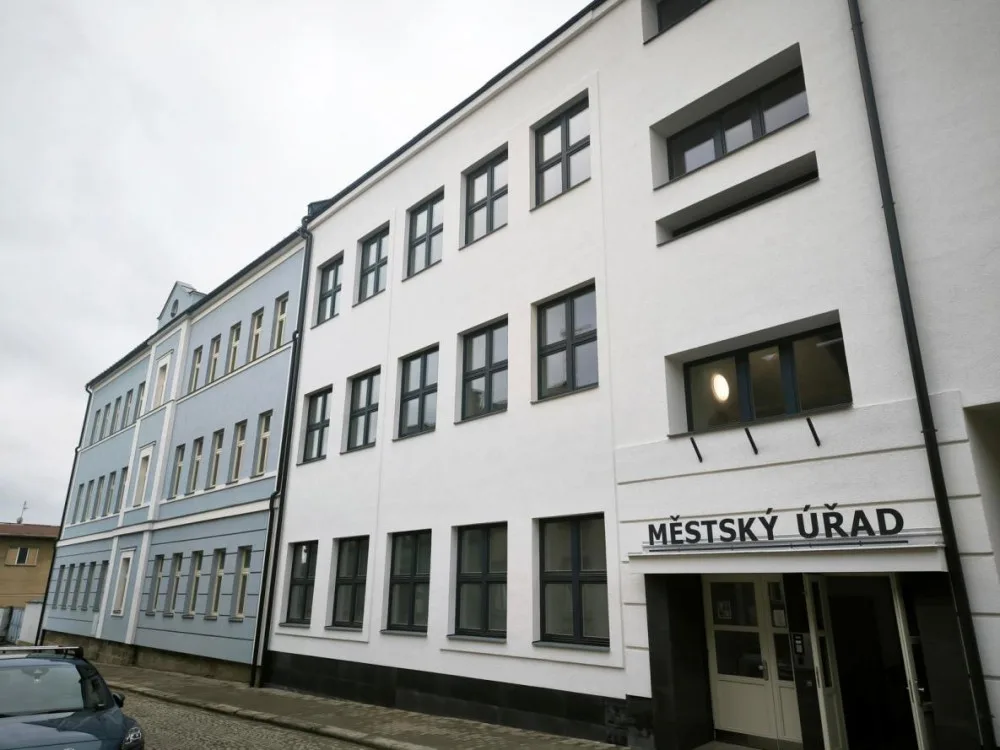Dvůr Králové přeměňuje budovu bývalé základky na bezbariérovou administrativní budovu