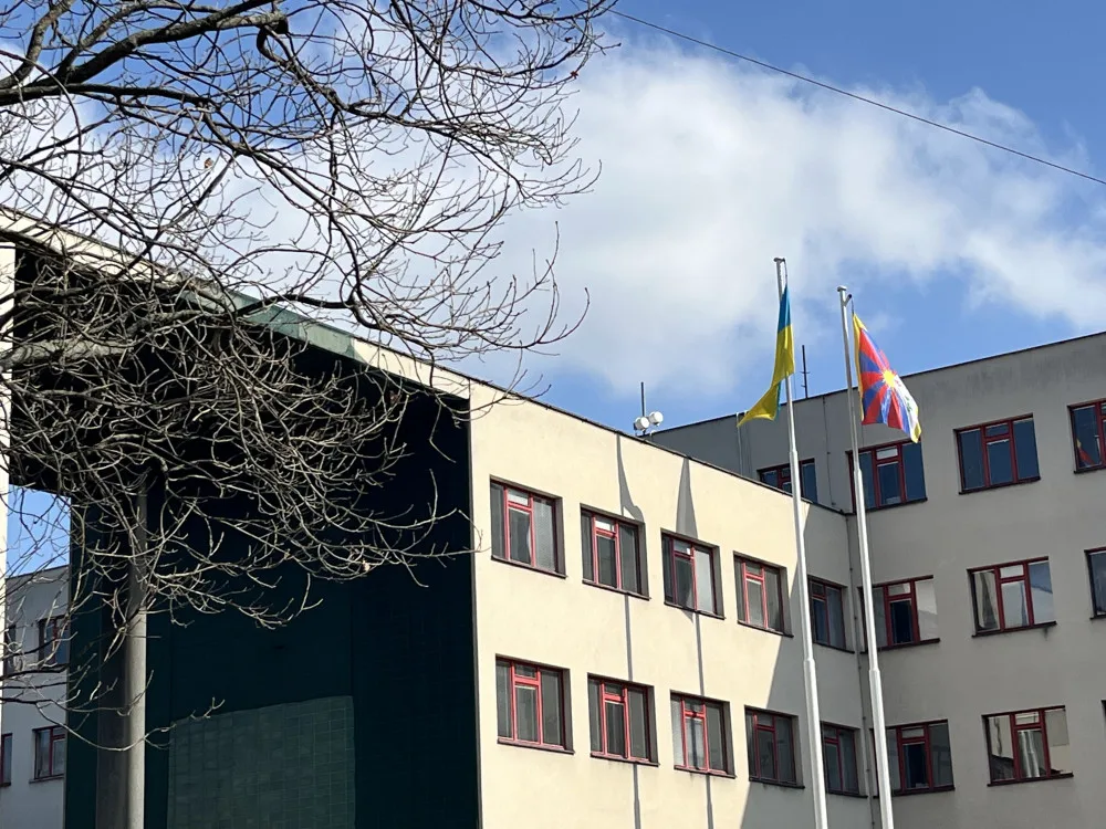 Tibetská vlajka se opět vlní před budovou hradeckého magistrátu
