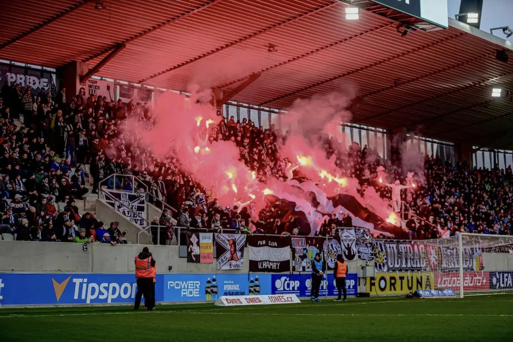 Při fotbalovém derby v Hradci Králové bylo zadrženo osm lidí