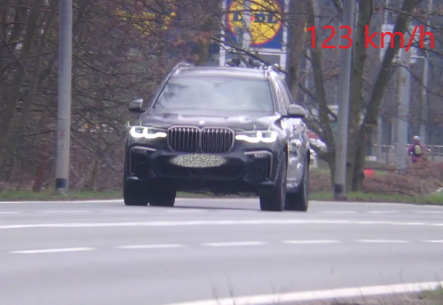 Řidič BMW dvojnásobně překročil rychlost. Hradcem Králové se hnal rychlostí 123 kilometrů v hodině.