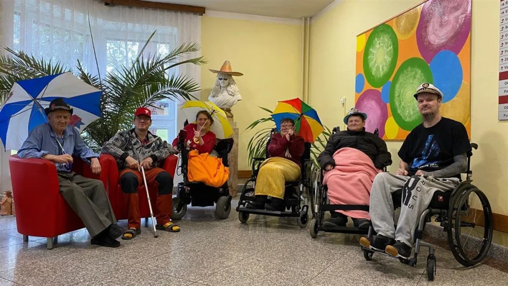 Parta vozíčkářů z Hořic chce vyrazit k moři. Na jejich sen se skládá veřejnost