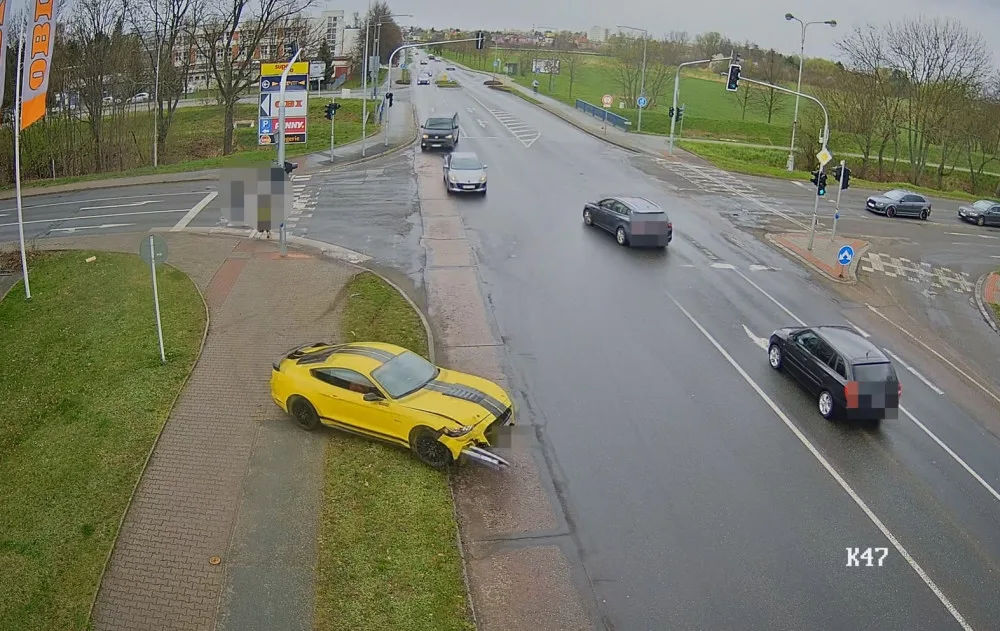 Splašeného Mustanga v Hradci Králové řídil člověk pod vlivem a bez papírů