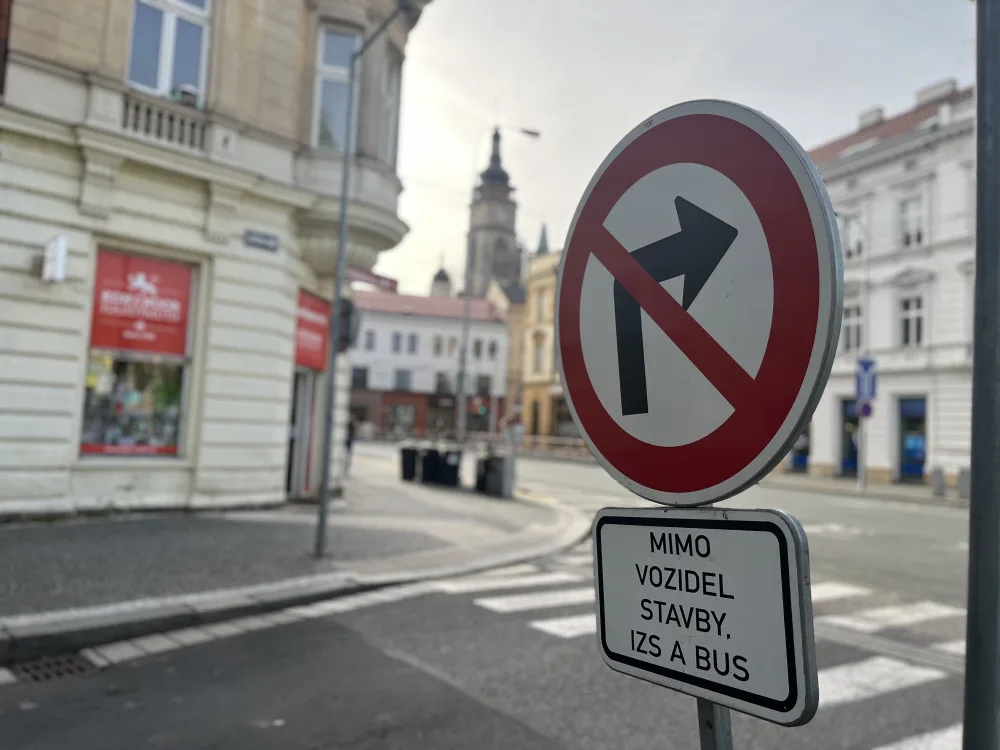 Řidiči i přes zákaz projíždí hradecký Pražský most