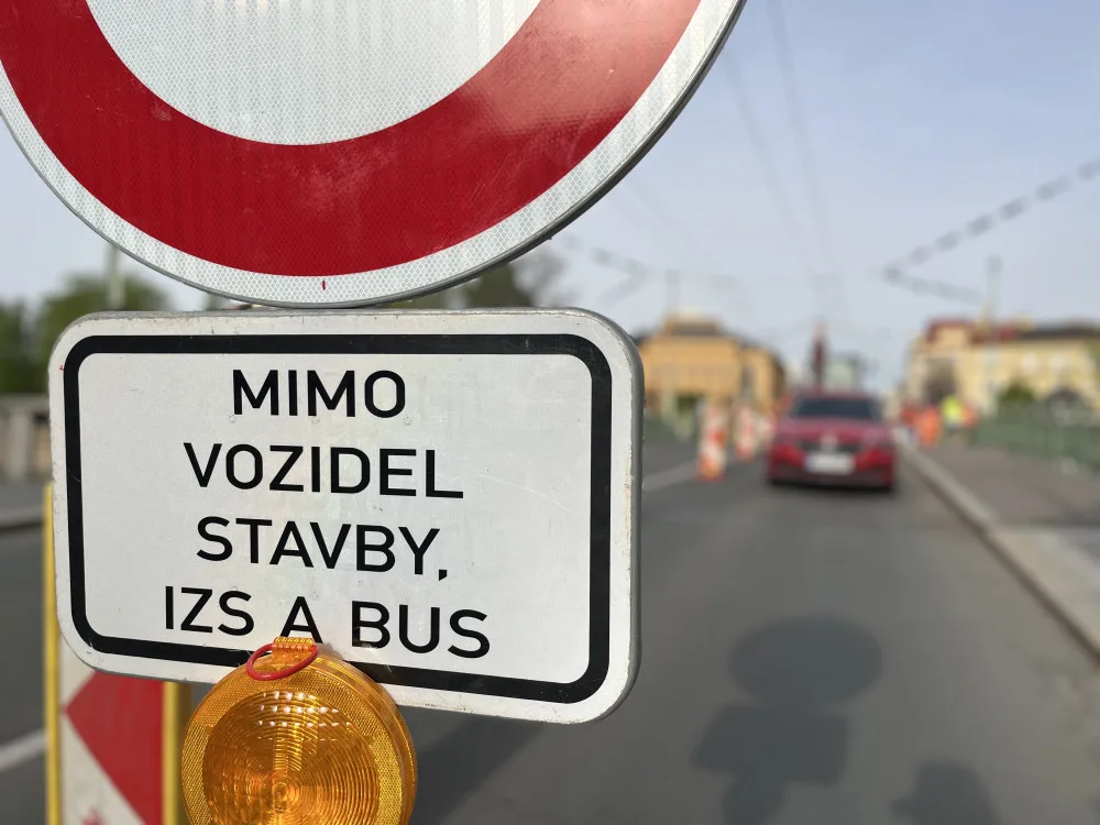 Řidiči i přes zákaz projíždí hradecký Pražský most