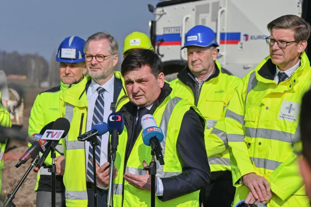 O investicích do krajské silniční a železniční sítě s hejtmanem v Královéhradeckého kraje