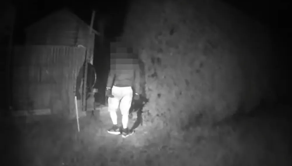 Po neúspěšném vloupání do zahradního domku se schoval v křoví. Tam ho vyčuchal policejní pes