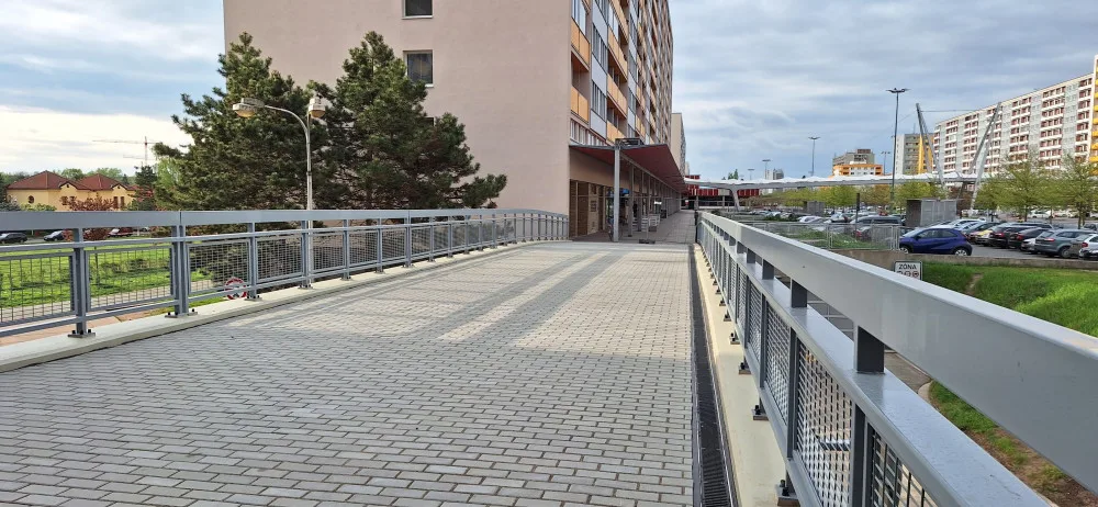 Na Benešově třídě v Hradci Králové otevřeli novou lávku za více než deset milionů