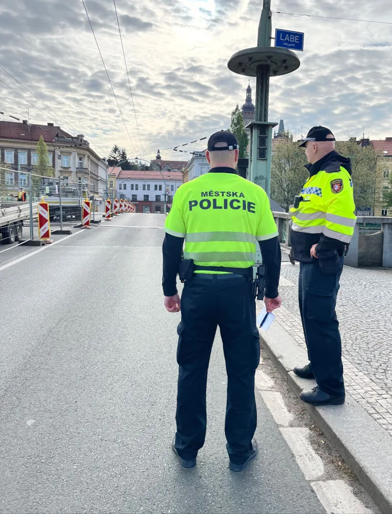 Za týden uzavírky Pražského mostu řešila policie 142 nerespektování zákazu vjezdu