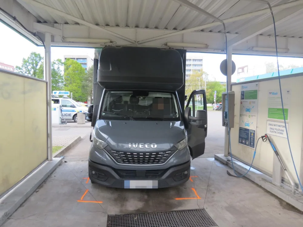 Řidič dodávky se zasekl pod střechou mycího boxu na hradecké čerpací stanici