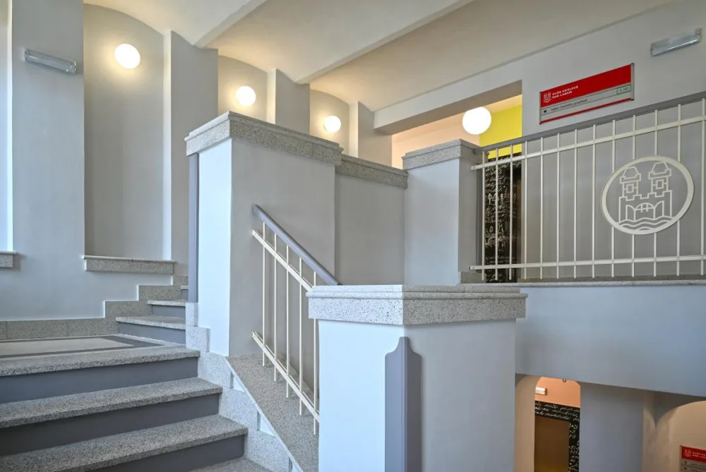 Dvůr Králové dokončil opravu bývalé ZŠ Komenského. Změnila se v administrativní budovu úřadu