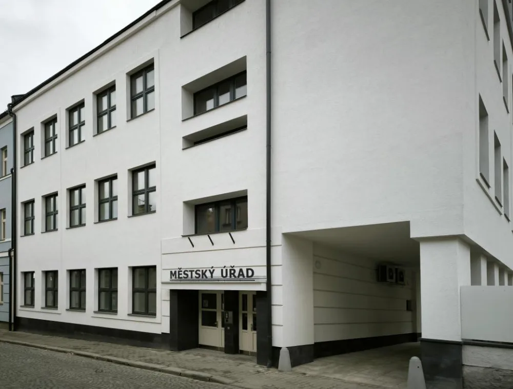 Dvůr Králové dokončil opravu bývalé ZŠ Komenského. Změnila se v administrativní budovu úřadu