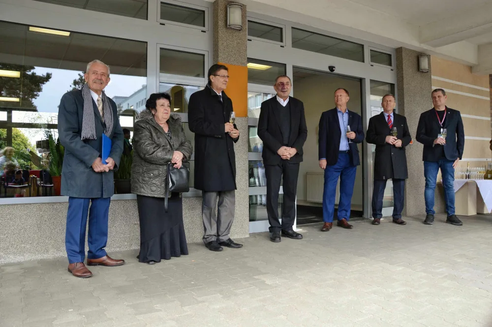 Pamětní deska ve Fakultní nemocnici Hradec Králové připomíná lékaře Lea Steinharta