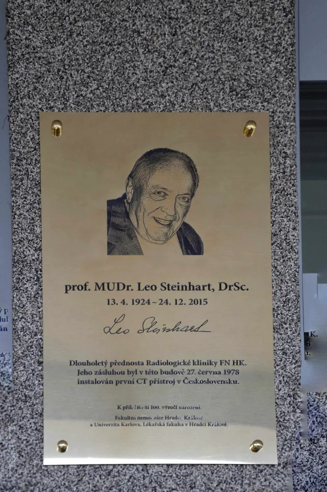 Pamětní deska ve Fakultní nemocnici Hradec Králové připomíná lékaře Lea Steinharta